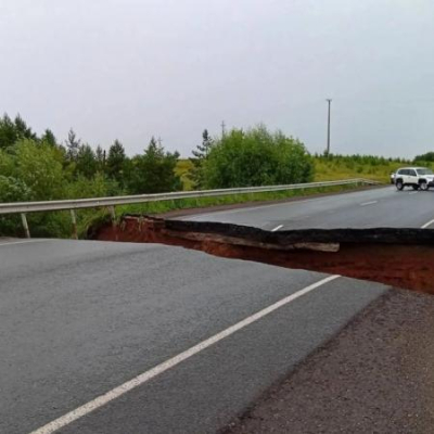 Под Сарманово разрушилась дорога из-за повреждения водопропускной трубы