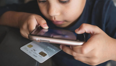 Мошенники заставляют крымских детей фотографировать карты родителей