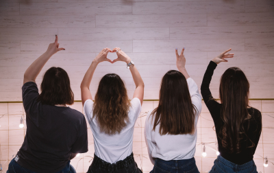 Telegraph: зумеры чаще выбирают женщин постарше из-за токсичности ровесниц