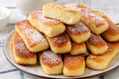 Сырники по-новому: сметану в тесто &mdash; и брусочки готовы. Нежность внутри и корочка снаружи