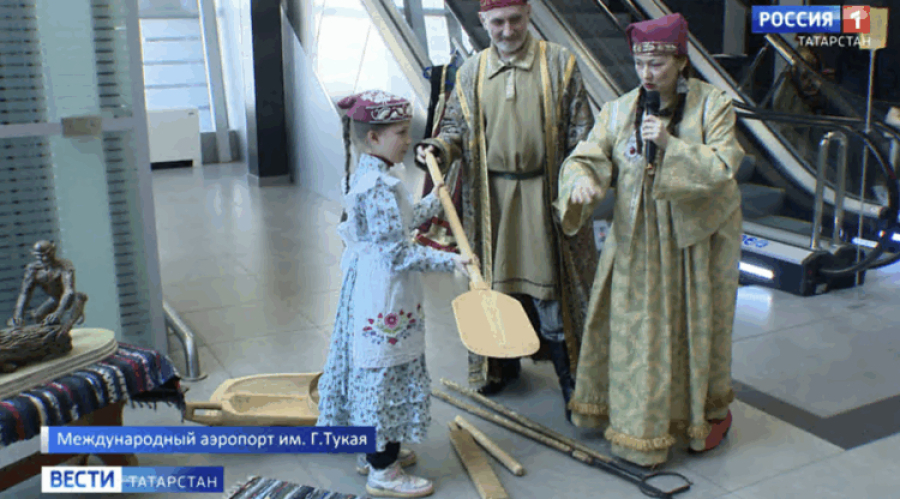 В аэропорту Казани гостей встречают танцами и костюмами эпохи Тукая