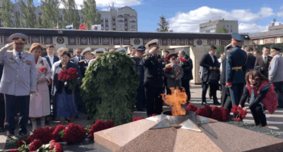 В казанском Парке Победы началась церемония возложения венков к Вечному огню