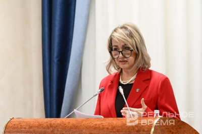 Глава Минкульта Татарстана Аюпова выступила в Совфеде с плюшевой игрушкой Шурале