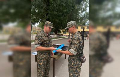 Боевое оружие вручили гвардейцам в Алмате