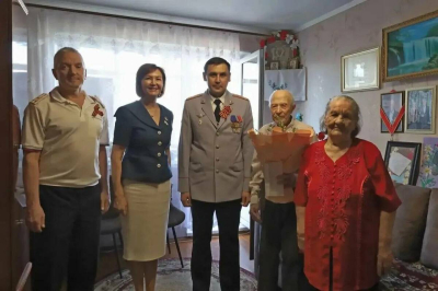 Полицейские Казани поздравили ветерана войны с 81-й годовщиной Победы