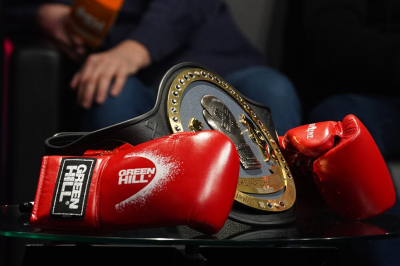 Александр Усик защитил титул WBC, победив Рико Верхувена техническим нокаутом