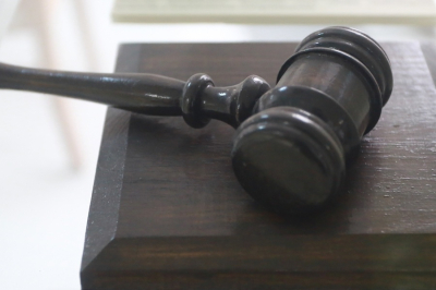 Девятилетнюю девочку заставили расплатиться за долги умершей матери в России