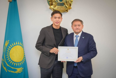 Футболисту Шерхану Калмурзе вручили образовательный грант