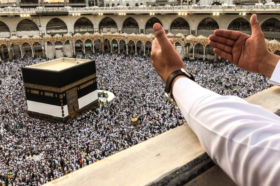 В Мекке мужчина спрыгнул с верхнего яруса мечети (ВИДЕО)