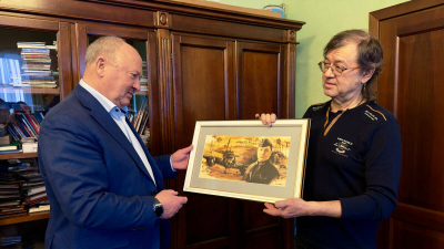Художник Ильяс Айдаров передал Равилю Ахметшину картины для военнослужащих