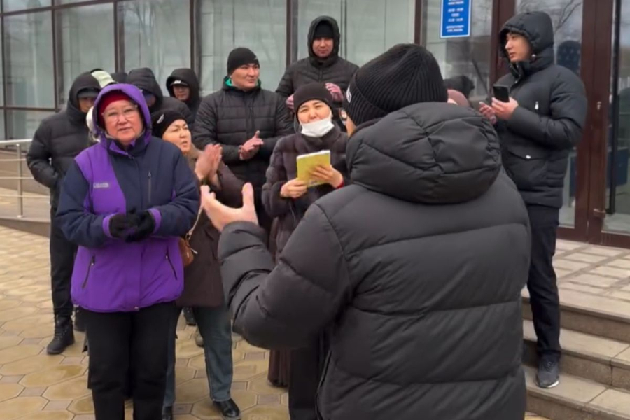 В Атырау прошла акция родственников задержанных по делу о &laquo;лже-стоматологиях&raquo;