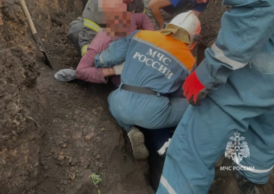 В Набережных Челнах рабочих засыпало землёй при обвале грунта