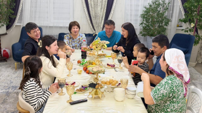 Семья из Актау усыновила пятерых родных братьев и сестру