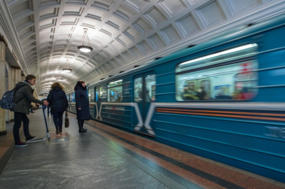 Человек упал на рельсы на одной из станций московского метро