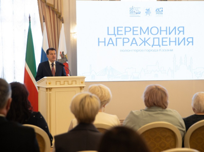 Шесть гектаров сетей, 19 000 свечей и пять тонн чак‑чака: Метшин наградил волонтеров СВО в Казани