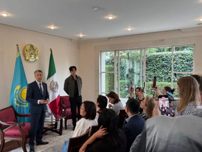Димаш Кудайберген встретился с казахстанцами в Мексике