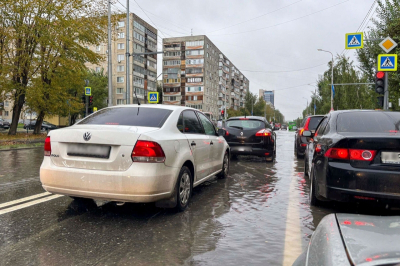 Стоками из канализации топит улицы в микрорайоне Тюмени: &laquo;Кругом вода и жуткий запах&raquo;