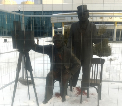 В Екатеринбурге снова осквернили памятник Люмьерам: решетки не помогли