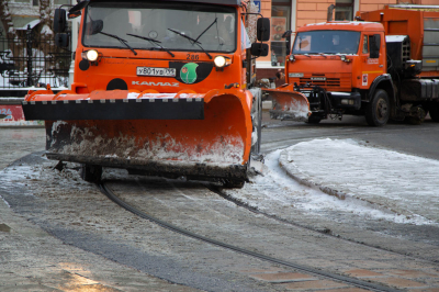 Тысяча спецмашин и столько же дворников брошены на уборку снега в Петербурге