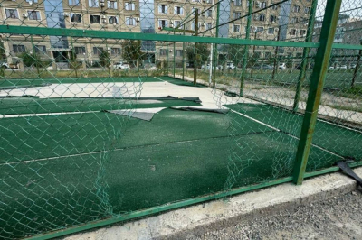 Разорванный газон и порванные сетки: родители жалуются на спортплощадки школы №16