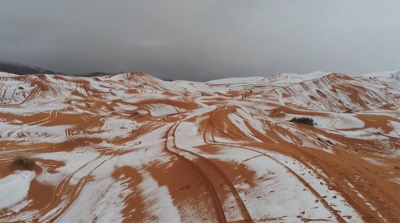 В пустыне Сахара выпал снег