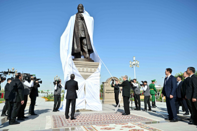 Памятник Абаю открыли в Ашхабаде