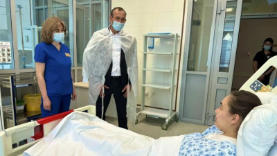 Глава Тукаевского района навестил в РКБ женщину, пострадавшую при атаке БПЛА